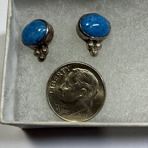 Vintage Sterling Silver stud earrings with a denim lapis stone - Picture 2 of 5